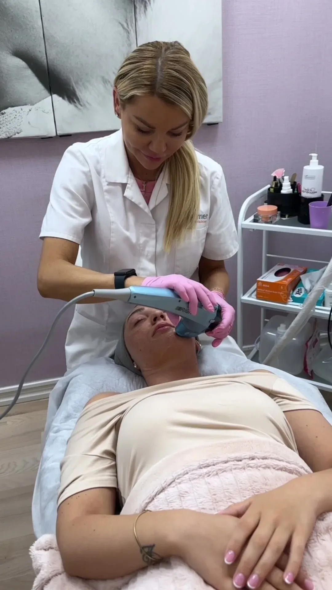 Anna gör behandling på Laser Glam Clinic i Solna
